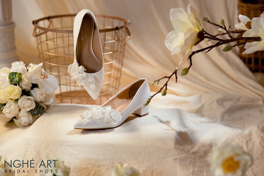 Giày cô dâu Nghé Art đính dãy hoa 390 - Ảnh 1 -  Nghé Art Bridal Shoes – 0822288288