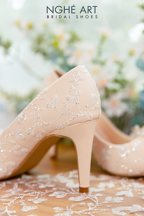 Giày cô dâu Nghé Art hoạ tiết ren trái tim đính nhánh hoa 403 nude - Ảnh 2 -  Nghé Art Bridal Shoes – 0822288288