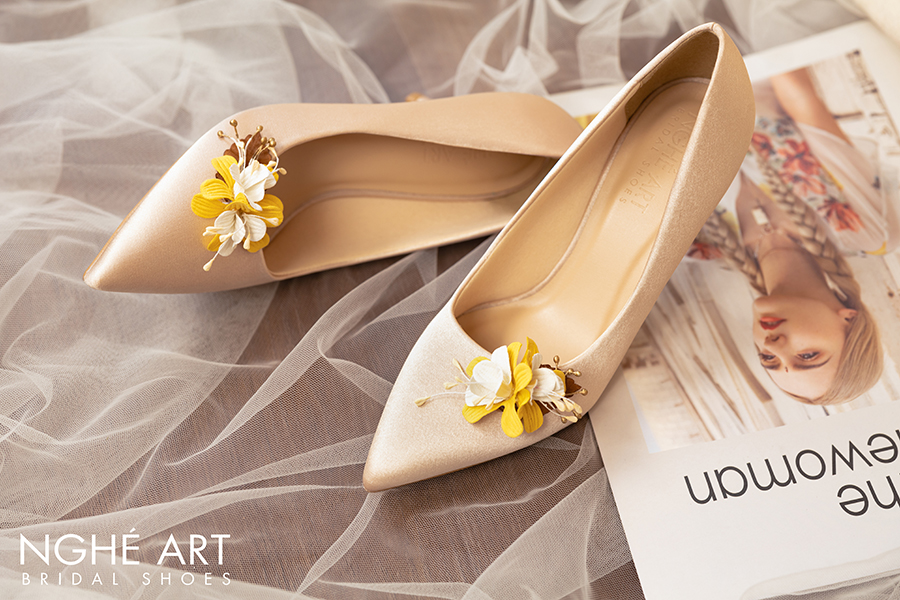 Giày cô dâu Nghé Art lụa satin hoạ tiết hoa vàng 423 - Ảnh 1 -  Nghé Art Bridal Shoes – 0822288288