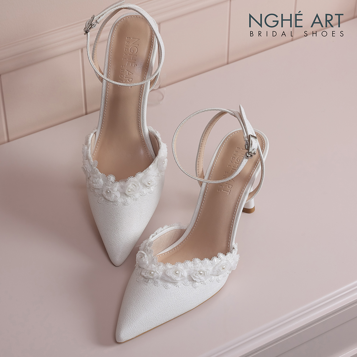 Giày cưới Nghé Art cao gót viền hoa hồng trắng 449-590-9P-NHU-TRANG - Ảnh 1 - Nghé Art Bridal Shoes – 0822288288