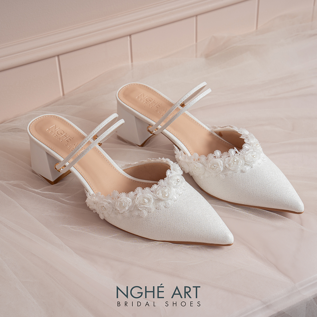 Giày cưới Nghé Art gót vuông viền hoa hồng trắng 449-592-6P-NHU-TRANG - Ảnh 1 - Nghé Art Bridal Shoes – 0822288288