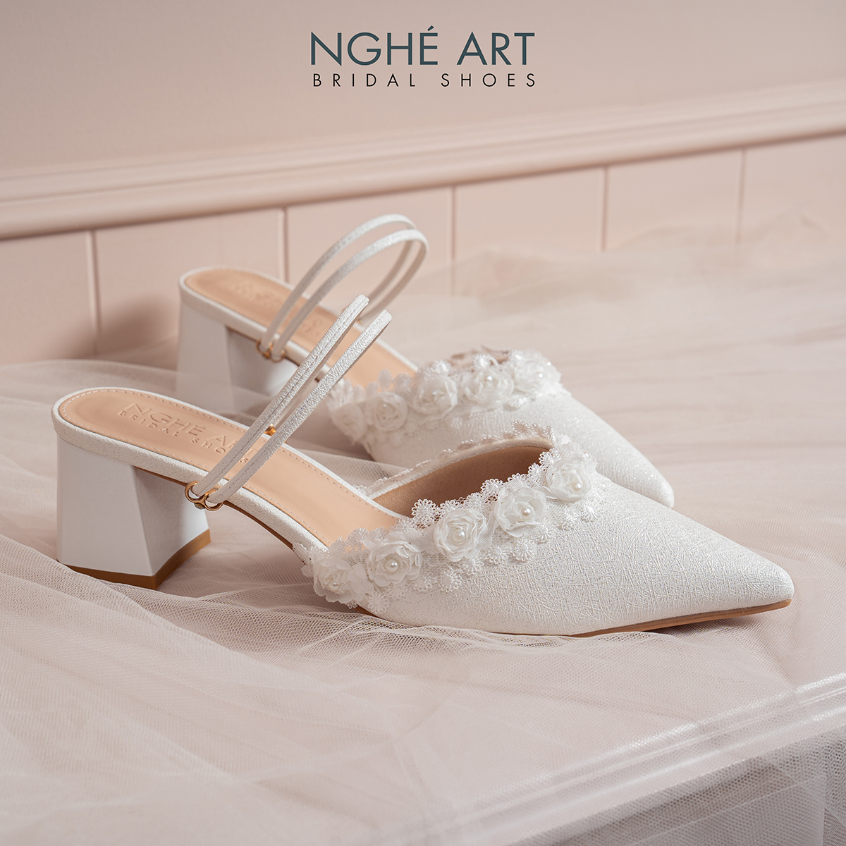 Giày cưới Nghé Art gót vuông viền hoa hồng trắng 449-592-6P-NHU-TRANG - Ảnh 2 - Nghé Art Bridal Shoes – 0822288288
