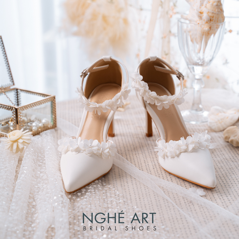 Giày cưới Nghé Art dáng bít mũi quai đính hoa 524-340-9P-DA-TRANG - Ảnh 1 - Nghé Art Bridal Shoes – 0822288288