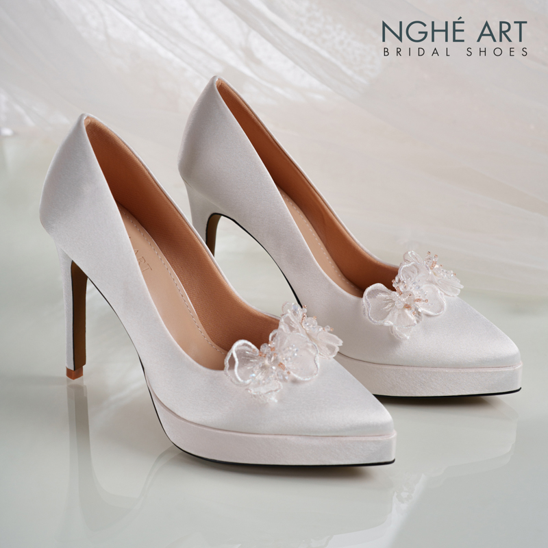 Giày cưới Nghé Art cao gót 12 cm lụa satin đính cánh hoa voan pha lê 549-543-12P-LUA-TRANG - Ảnh 1 - Nghé Art Bridal Shoes – 0822288288