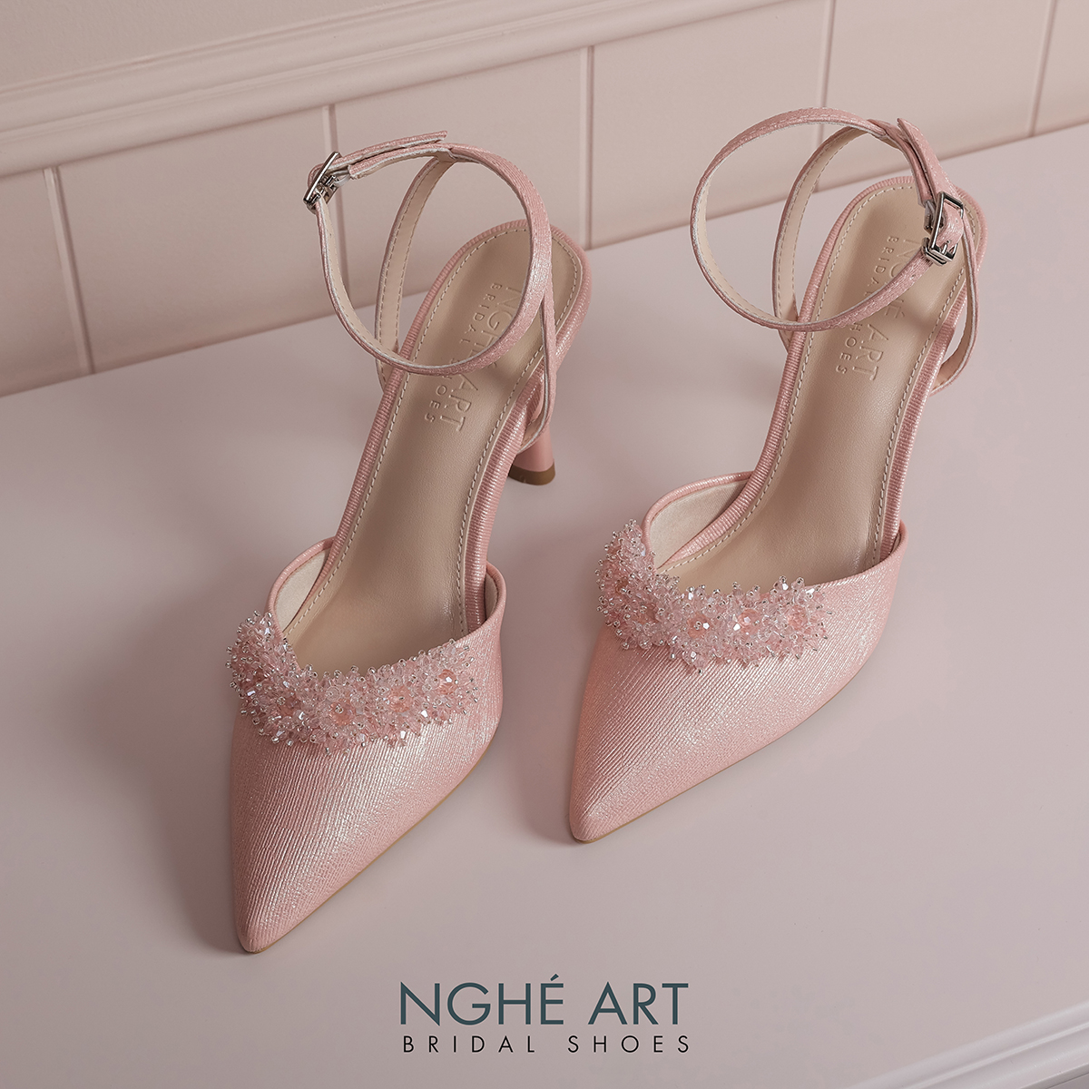 Giày cưới Nghé Art cao gót hồng đính nhánh hoa pha lê hồng 554-HONG-590-9P-NHU-HONG - Ảnh 2 - Nghé Art Bridal Shoes – 0822288288