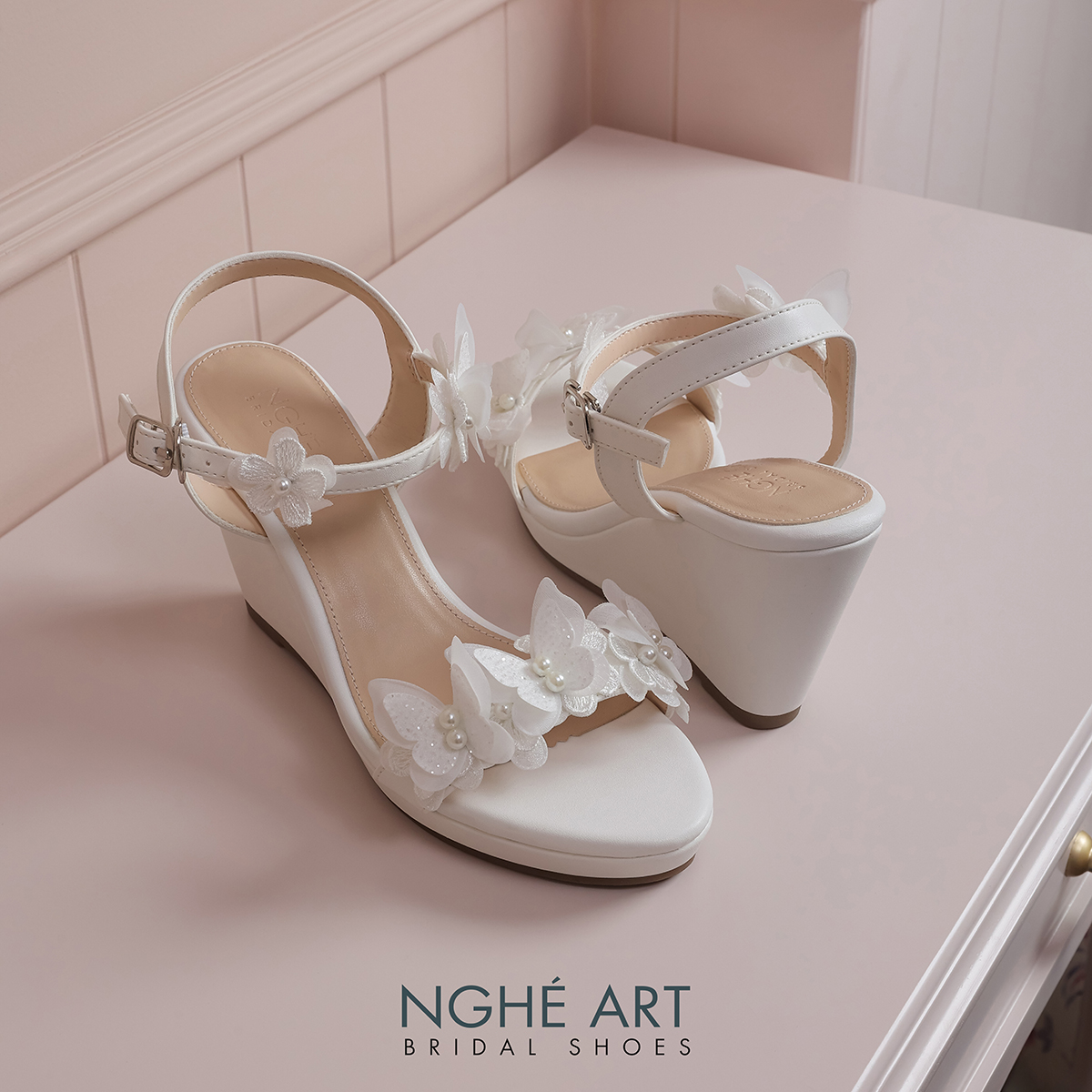 Giày cưới Nghé Art đế xuồng đính cánh hoa hồ điệp trắng 572-236-8P-DA-TRANG - Ảnh 1 - Nghé Art Bridal Shoes – 0822288288