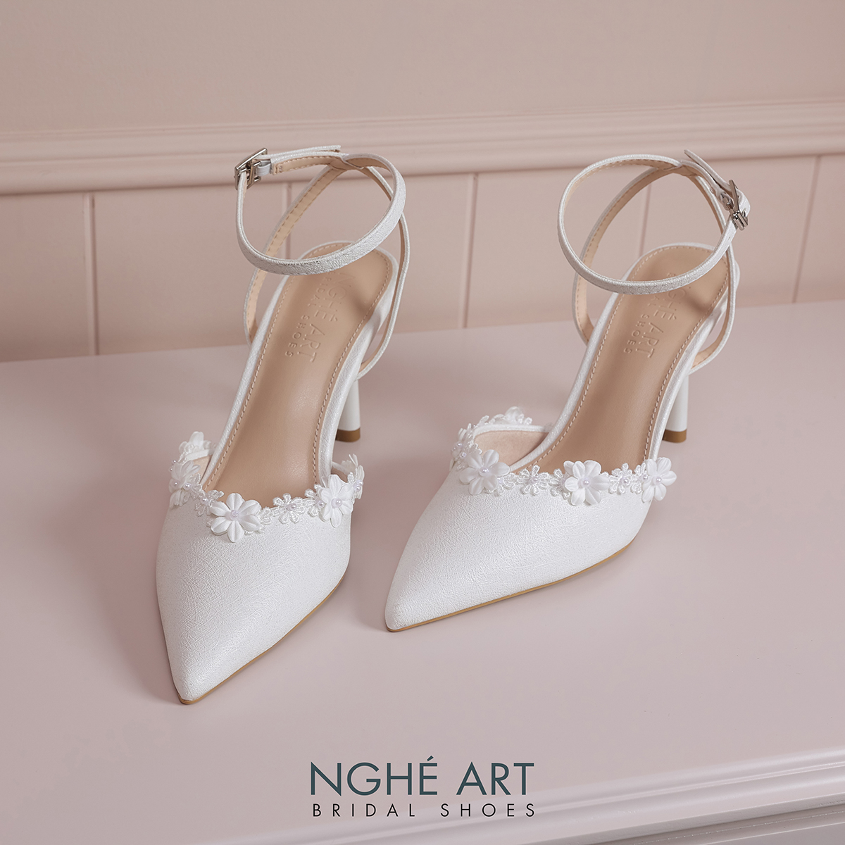 Giày cưới Nghé Art cao gót quai chéo đính hoa trắng 603-590-9P-NHU-TRANG - Ảnh 1 - Nghé Art Bridal Shoes – 0822288288