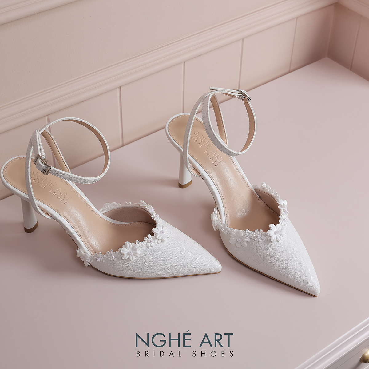 Giày cưới Nghé Art cao gót quai chéo đính hoa trắng 603-590-9P-NHU-TRANG - Ảnh 4 - Nghé Art Bridal Shoes – 0822288288