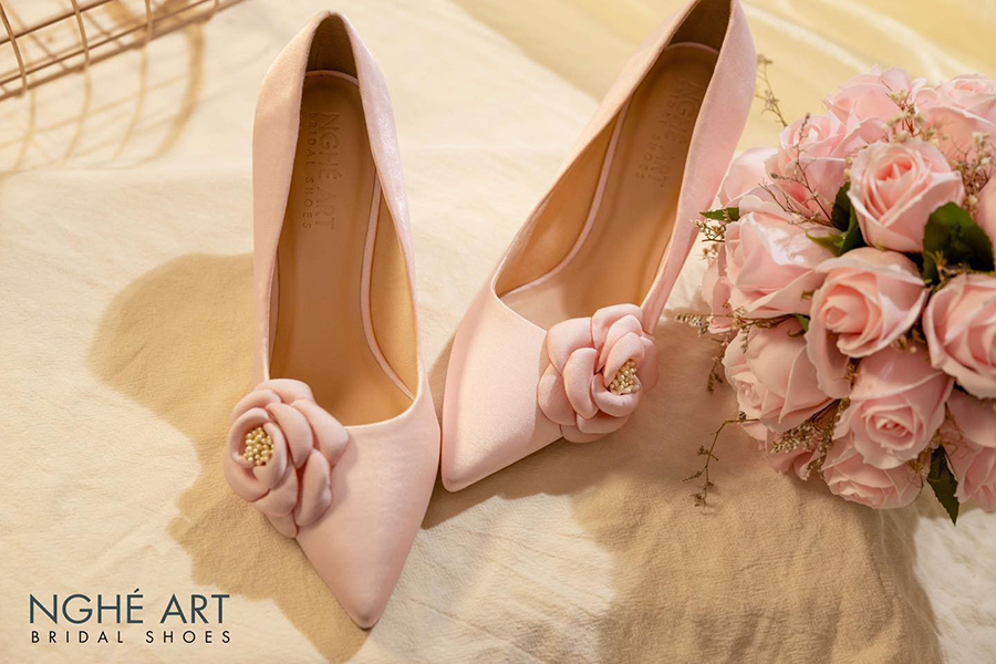 Cách Chọn Giày Cưới Phù Hợp Với Dáng Váy Cưới Của Bạn - Ảnh 4 - Nghé Art Bridal Shoes – 0822288288