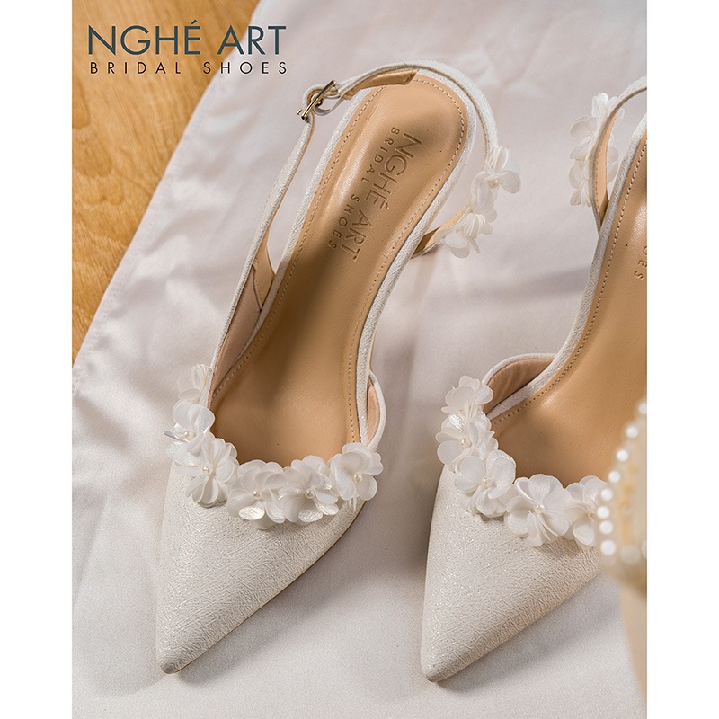 Giày cưới Nghé Art form slingback đính hoa tú cầu trắng 538-535-NHU-TRANG - Ảnh 2 - Nghé Art Bridal Shoes – 0822288288