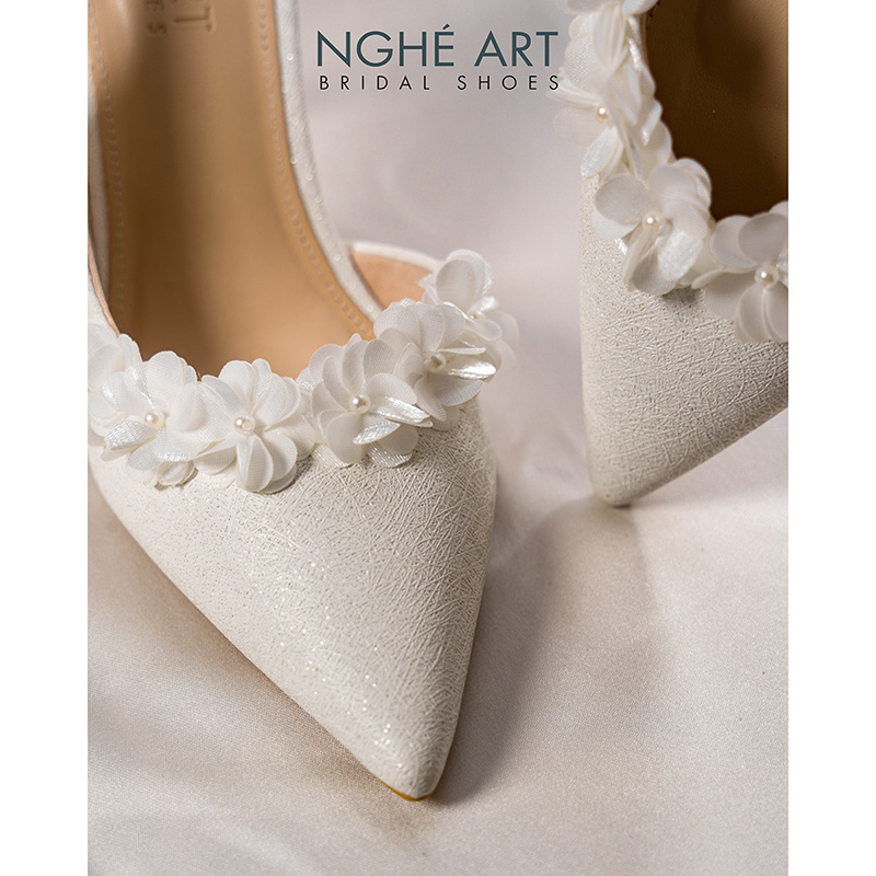 Giày cưới Nghé Art form slingback đính hoa tú cầu trắng 538-535-NHU-TRANG - Ảnh 4 - Nghé Art Bridal Shoes – 0822288288
