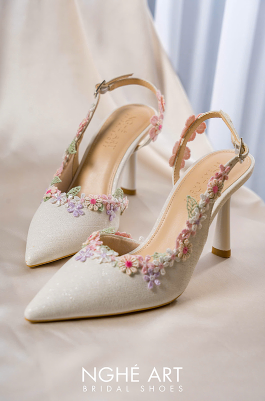 Giày cưới quai hậu hoa ren thanh lịch trong từng bước chân - Ảnh 4 - Nghé Art Bridal Shoes – 0822288288