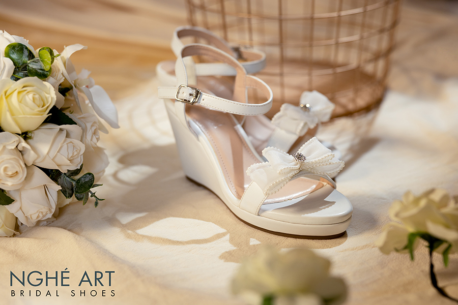 Giày đi tiệc cô dâu: top 5 mẫu giày khiến chân cô dâu thon gọn - Ảnh 11 -  Nghé Art Bridal Shoes – 0822288288