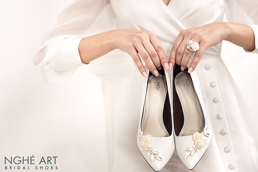 Giày cưới Nghé Art cao gót đính hoá lụa trắng 224 - Ảnh 1 -  Nghé Art Bridal Shoes – 0908590288